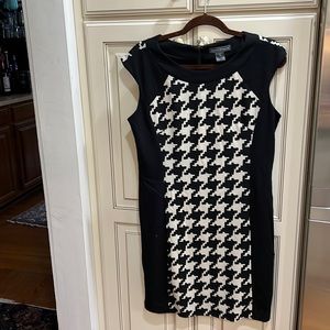 Woman sleeveless dress with inner black liner